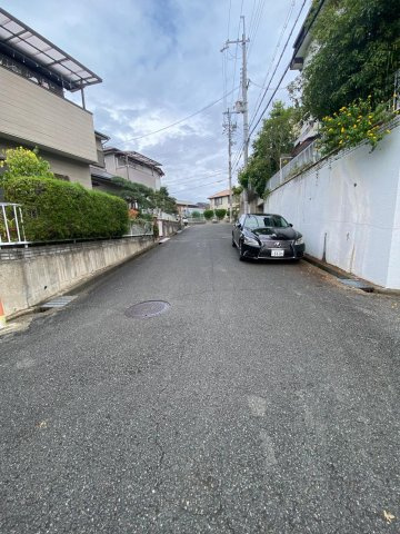 妙見東５丁目　中古一戸建ての前面道路含む現地写真|前面道路含む現地写真　幅員4ｍ/5ｍ
■物件内覧・資金計画相談・住宅ローン相談、リフォーム相談、お問合せ受付中■
※当日・翌日のご内覧、ご相談はお電話でのお問合せがスムーズです！