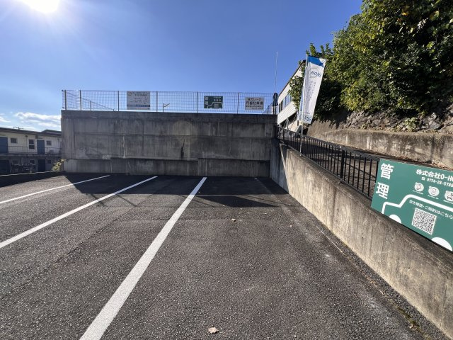 小根尾森ガレージの駐車場