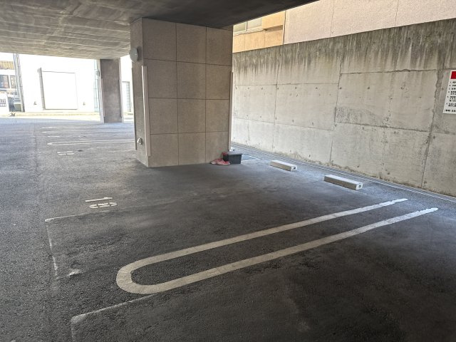 ネオクオーツ幸　弐番館の駐車場