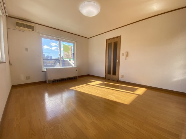 釧路市緑ケ岡１丁目のアパートの居間・リビング