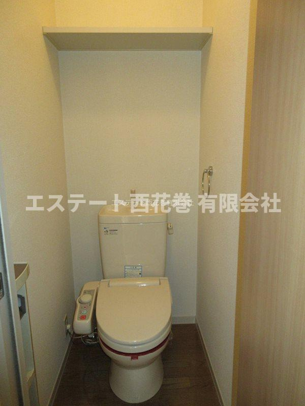 マーベラス・ローズⅡのトイレ|洗浄機能付き暖房便座。トイレに収納棚があります