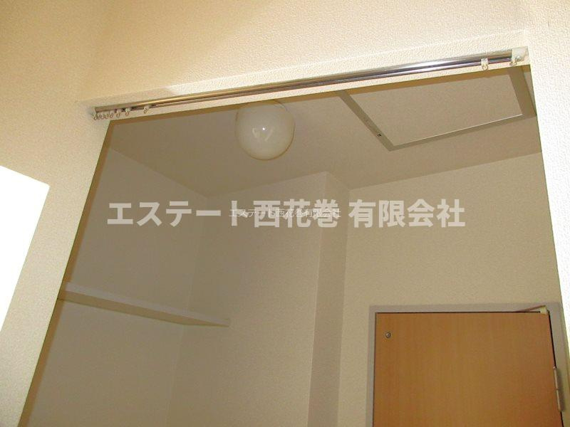 マーベラス・ローズⅡの設備|洗面所の入り口に間仕切りh亜ありませんがカーテンで仕切ることが可能です。