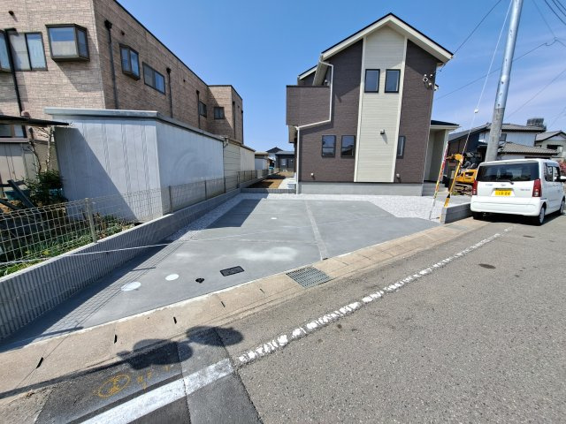 新築　前橋市大友町２丁目　Blooming  Garden　2号棟の駐車場|現地写真　駐車スペースは並列2台分可能です！
