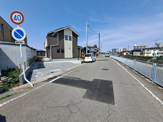 新築　前橋市大友町２丁目　Blooming  Garden　3号棟の前面道路含む現地写真|現地写真　北東側接道幅員約6.4ｍ