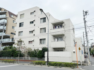 【外観】 | 手入れの行き届いた外壁やエントランスなど、「見ればわかる」レベルで清潔感を保ったマンションです。築年数を感じさせない姿で皆様をお出迎えします。～即日のご見学可能～　お問合せはお気軽にどうぞ。
