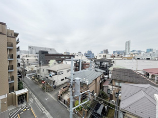 【展望】 | 眼前に広がる空の雄大さと、このお部屋の自慢の一つである「眺望」をご覧ください。毎日、この景色を独り占めできる新生活に夢が広がります。～即日のご見学可能～　お問合せはお気軽にどうぞ。
