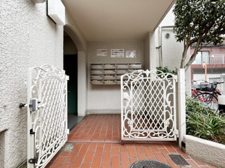 【エントランス】 | お客様を、そして住人を出迎えてくれるマンションのエントランス。ゴミが落ちていないことからも、管理状態の良さや住民の節度の高さが見て取れます。～即日のご見学可能～　お問合せはお気軽にどうぞ。
