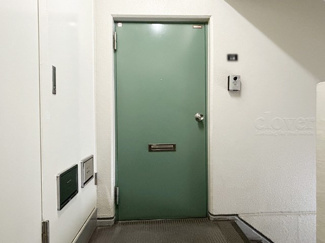 【その他共用部分】 | 皆様をお迎えする、お部屋の玄関ドア。開けやすさや開放角度、ドアノブの操作しやすさや鍵の形状などを、現地で一度ご確認ください。～即日のご見学可能～　お問合せはお気軽にどうぞ。
