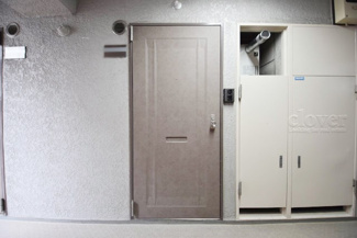 【その他共用部分】 | 皆様をお迎えする、お部屋の玄関ドア。開けやすさや開放角度、ドアノブの操作しやすさや鍵の形状などを、現地で一度ご確認ください。～即日のご見学可能～　お問合せはお気軽にどうぞ。
