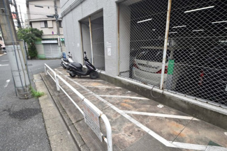 【駐車場】 | バイク置き場。空き区画の有無や駐輪料金、サイズおよび排気量規定などについては、改めてお問い合わせください。～即日のご見学可能～　お問合せはお気軽にどうぞ。
