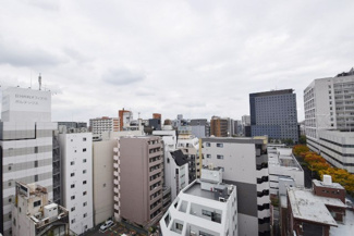【展望】 | 眼前に広がる空の雄大さと、このお部屋の自慢の一つである「眺望」をご覧ください。毎日、この景色を独り占めできる新生活に夢が広がります。～即日のご見学可能～　お問合せはお気軽にどうぞ。
