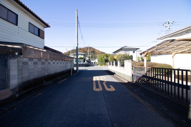 足利市毛野新町２丁目の売地の前面道路含む現地写真
