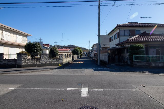 足利市毛野新町２丁目の売地の前面道路含む現地写真