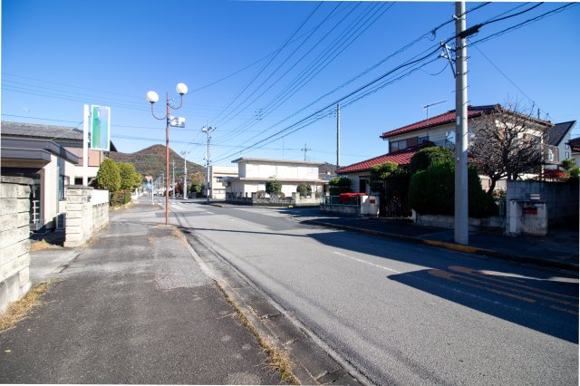 足利市毛野新町２丁目の売地の前面道路含む現地写真