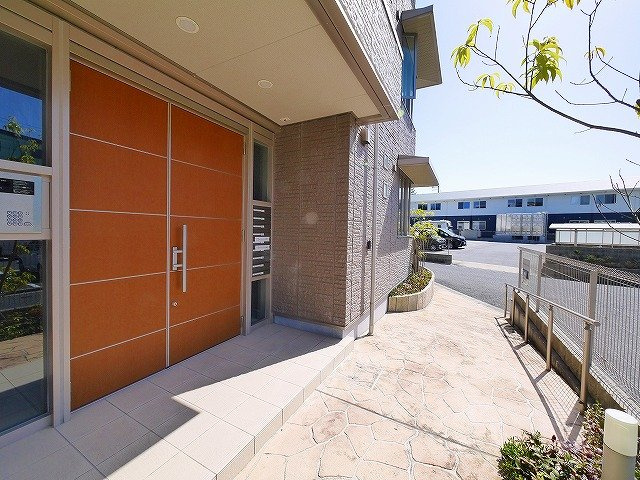 crossroads（クロスローズ）のエントランス|オートロック式でセキュリティも安心です