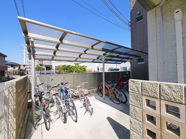 crossroads（クロスローズ）のその他共用部分|屋根付きが嬉しい駐輪場