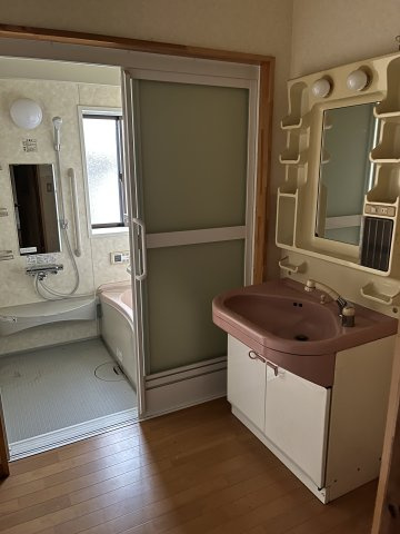 見附市学校町1丁目　中古戸建の独立洗面台