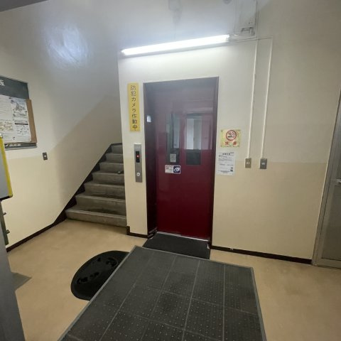 母恋マンション317号室のエントランス