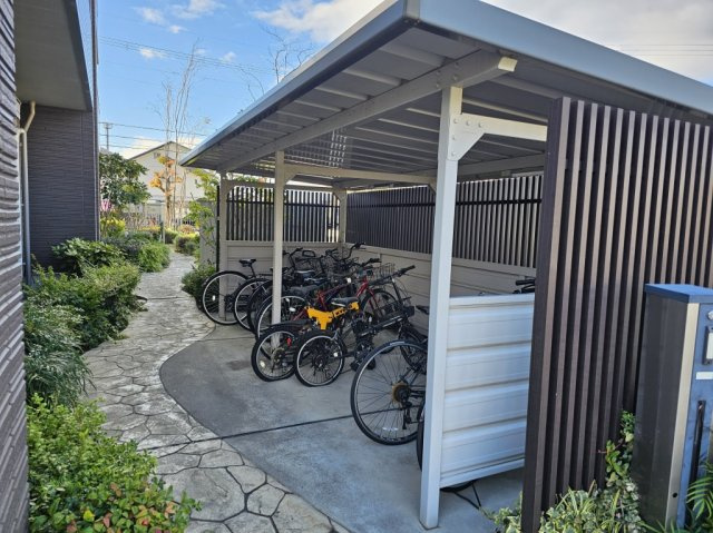 グランデュオ百間橋のその他共用部分|屋根付き駐輪場です