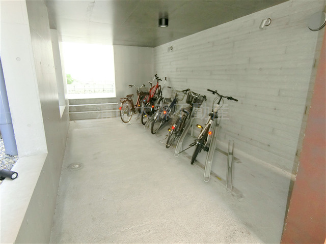 アバンテリム蒲田のその他共用部分|屋根付きラック式の駐輪場