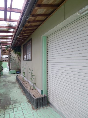 西平田町　戸建ての外観|シャッターの先は、広々とした土間収納が広がっています。