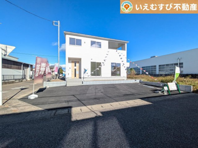 【駐車場】 | Cradle garden　大泉町朝日第7 | 並列3台駐車可能なゆとりのカースペース
複数台車をお持ちでも、お友達が遊びに来てもゆとりの駐車スペース！