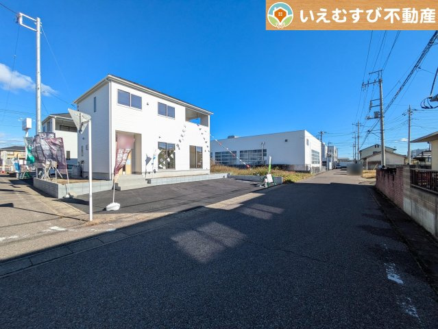 Cradle garden　大泉町朝日第7の前面道路含む現地写真|南西角地で開放的
ゆとりの広さの前面道路でお車の出し入れ楽々♪南西角地で日当り良好！