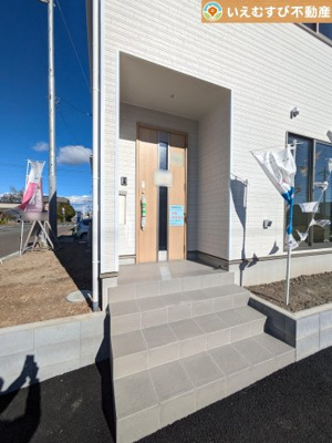 【エントランス】 | Cradle garden　大泉町朝日第7 | 落ち着いた色づかいのエントランス
駐車場からアクセスの良いエントランス。雨の日や荷物が多くても安心の動線♪