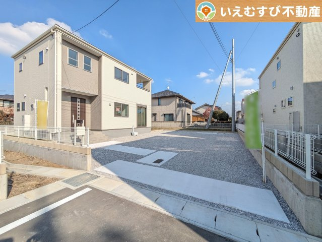Livele Garden.S　太田第7岩瀬川町の駐車場|3台駐車可能なゆとりのカースペース
複数台車をお持ちでも、お友達が遊びに来てもゆとりの駐車スペース！