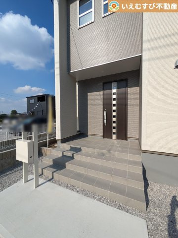 Livele Garden.S　太田第7岩瀬川町のエントランス|落ち着いた色づかいのエントランス
駐車場からアクセスの良いエントランス。雨の日や荷物が多くても安心の動線♪