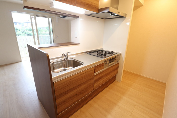 センチュリーハイムすみよし台 Ⅳのキッチン|対面キッチン（３口コンロ）
