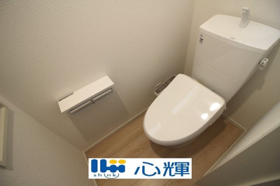 【トイレ】 | クレイドルガーデン山陽小野田市鴨庄第９（１号棟） | いつまでも清潔な空間であって頂けますように、汚れをふき取り易いフロアと壁紙をチョイス致しました。