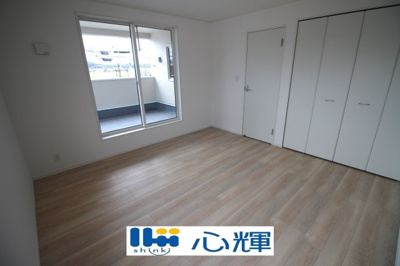 【洋室】 | クレイドルガーデン山陽小野田市鴨庄第９（１号棟） | 明るさを基調とした部屋は、光を反射するので部屋を明るく美しく見せる効果もあります。