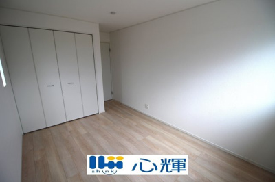 【洋室】 | クレイドルガーデン山陽小野田市鴨庄第９（１号棟） | 沢山の陽の光が入る明るい室内。収納たっぷりなのでお荷物の多いご家庭でもすっきりと収納出来ます。