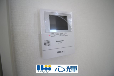 【セキュリティ】 | クレイドルガーデン山陽小野田市鴨庄第９（１号棟） | 玄関にはＴＶモニター付きインターホン（カメラ）が標準設置。セキュリティも安心です。
