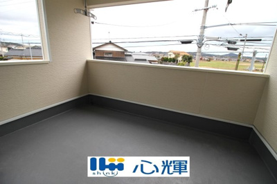 【バルコニー】 | クレイドルガーデン山陽小野田市鴨庄第９（１号棟） | 日当たりのよい住宅エリアですので、多くの陽光が降り注ぎ、室内には陽だまりを生み出してくれます。