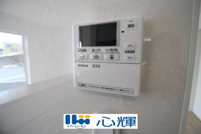 【設備】 | クレイドルガーデン山陽小野田市鴨庄第９（１号棟） | 給湯器リモコンです。お風呂のお湯はりや追い炊きが簡単にできます。
