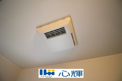 【設備】 | クレイドルガーデン山陽小野田市鴨庄第９（１号棟） | 浴室換気・乾燥・暖房機（本体）。冬場の予備暖房、夜間や梅雨時の衣類乾燥、カビ対策などに活躍します。
