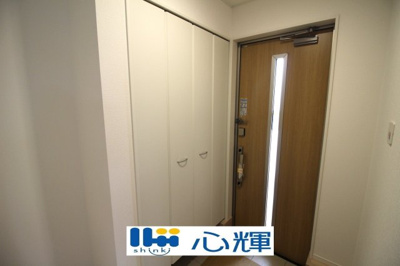 【玄関】 | クレイドルガーデン山陽小野田市鴨庄第９（１号棟） | たくさんある靴もすべて収納して頂け、玄関をスッキリ綺麗な空間にまとめます。

