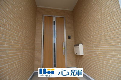 【玄関】 | クレイドルガーデン山陽小野田市鴨庄第９（１号棟） | 玄関に設置の宅配ボックスは外出で不在の時も荷物の受け取りが可能です♪
