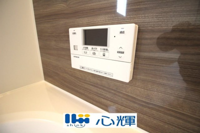 【設備】 | クレイドルガーデン山陽小野田市鴨庄第９（１号棟） | 浴室内の給湯器リモコンです。直感的にわかるパネル設計なので操作も簡単です。