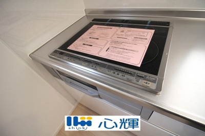 【キッチン】 | クレイドルガーデン山陽小野田市鴨庄第９（１号棟） | ＩＨクッキングヒーターは火を使わないので安心です。お掃除の手間もかかりません。