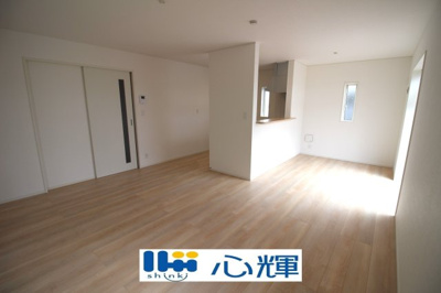 【居間・リビング】 | クレイドルガーデン山陽小野田市鴨庄第９（１号棟） | 降り注ぐ陽光をいっぱいに浴び、メインライトと共に室内全体が明るい・開放感のあるＬＤＫ。