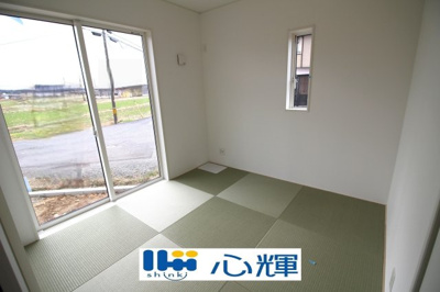 【和室】 | クレイドルガーデン山陽小野田市鴨庄第９（１号棟） | リビングの横に和室があれば、畳の上で遊ぶ子供をキッチンから見守れるので嬉しいですね。

