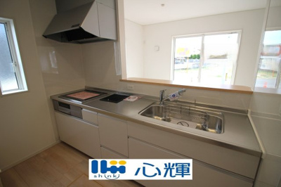 【キッチン】 | クレイドルガーデン山陽小野田市鴨庄第９（１号棟） | 充分なスペースを実現したキッチン空間となっています。寛ぐ方とお料理をされる方の一体感を重視した設計。