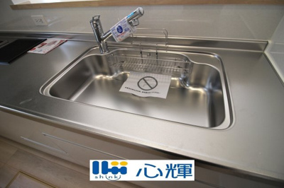 【キッチン】 | クレイドルガーデン山陽小野田市鴨庄第９（１号棟） | 浄水器付きです。水栓は先端が引き出せるのでシンクの隅々まで水が届きます。