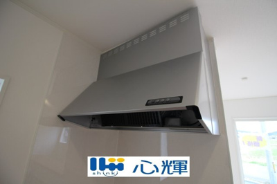 【キッチン】 | クレイドルガーデン山陽小野田市鴨庄第９（１号棟） | 最新タイプのレンジフードは吸引性能も良好！お手入れもカンタンです。
