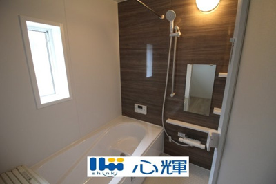 【浴室】 | クレイドルガーデン山陽小野田市鴨庄第９（１号棟） | 疲れを癒す場所にふさわしい快適で清潔な空間で、心も体もオフになるリラックスタイムをお楽しみ下さい。