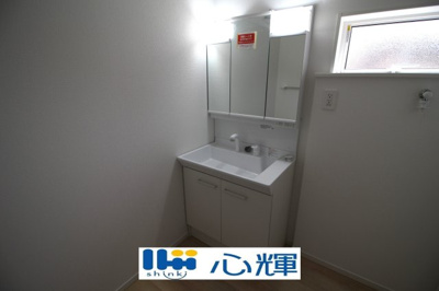 【独立洗面台】 | クレイドルガーデン山陽小野田市鴨庄第９（１号棟） | 平日の朝であっても落ち着きと寛ぎを感じられ、スムーズに身支度が完了します。