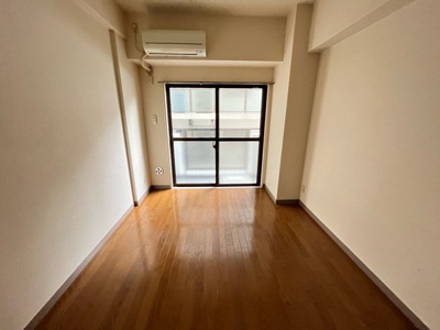 【洋室】 | ライオンズマンション相模原第8 | 洋室のメリットは重い家具が置きやすく、身の回りが整理しやすいことです。 床がフローリングのため畳とは異なり凹みにくいです。 クローゼットなど収納が豊富で、普段使わない旅行カバンや服の整頓も簡単にです。